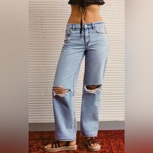 AMERICAN EAGLE Strigid Ripped High-Waisted Women’s 10R Light Blue Stovepipe Jean